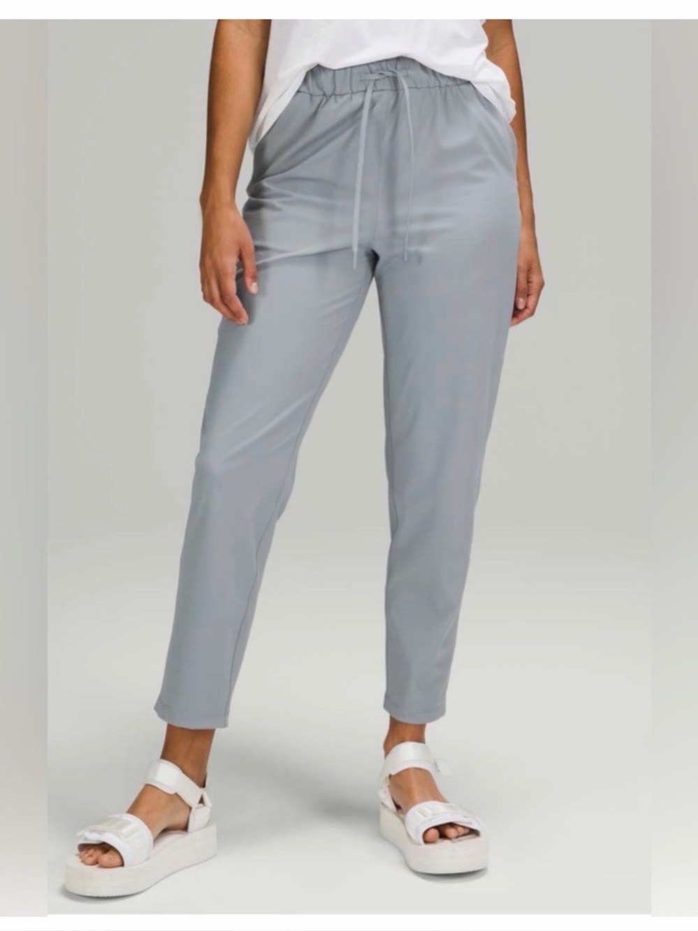 Like New Lululemon Light Gray On the Fly Pants, size 6 USED